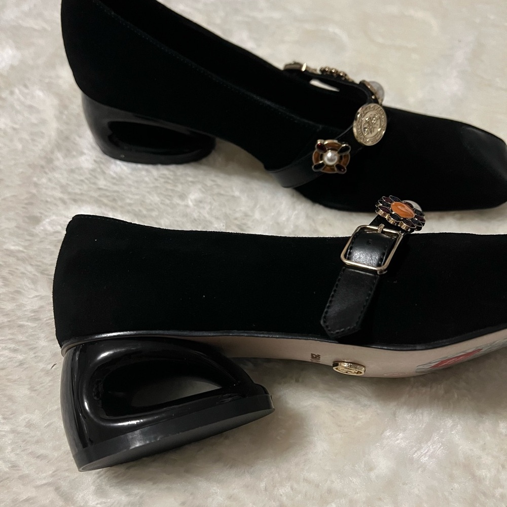 Elegant Black Women's Shoes with Gold Accents - Picture 4 of 7